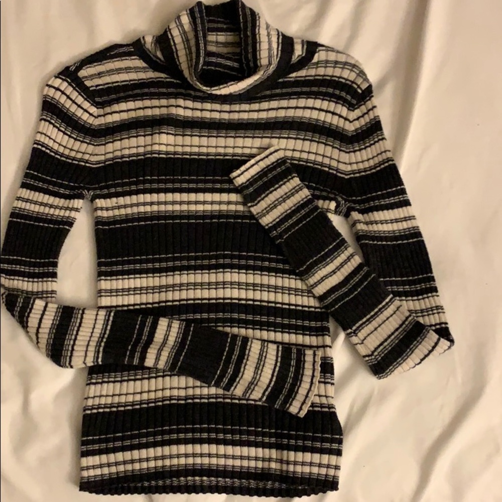 AE striped turtle neck. In excellent condition.